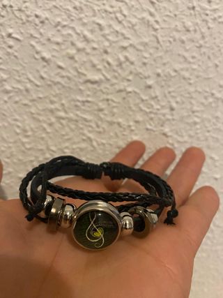 Pulsera con forma de clave de sol