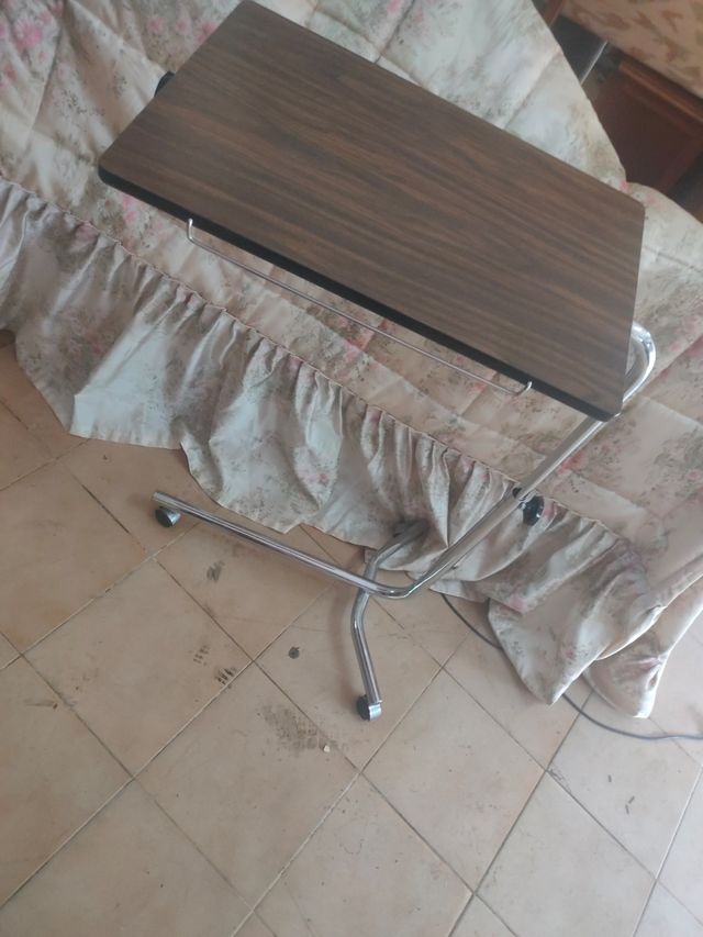 Mesita plegable y regulable