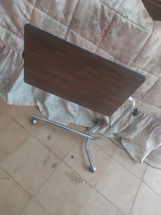 Mesita plegable y regulable