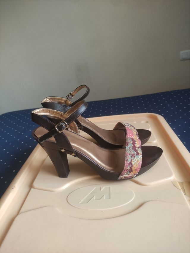 Sandalias de madera con tacón