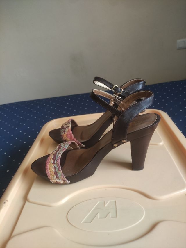 Sandalias de madera con tacón