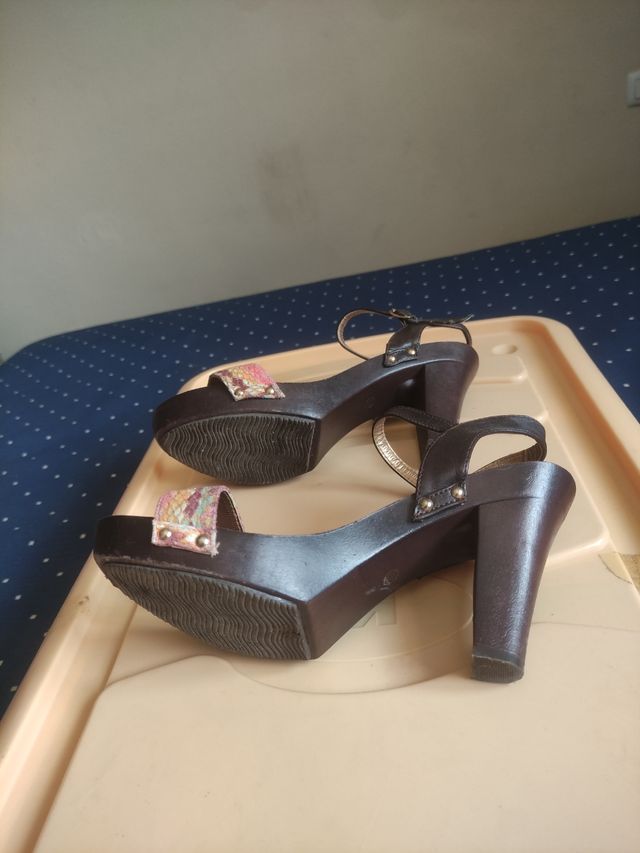 Sandalias de madera con tacón