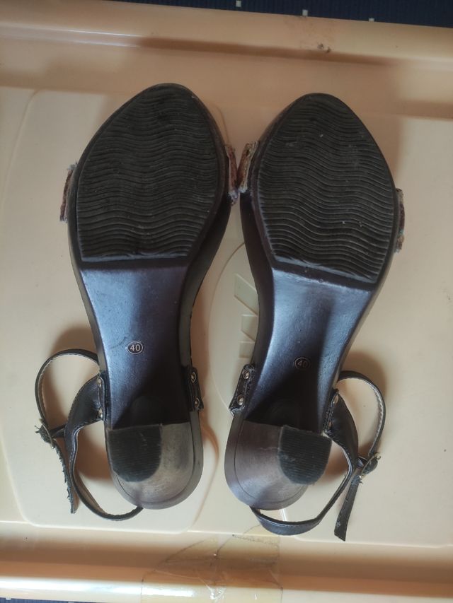 Sandalias de madera con tacón