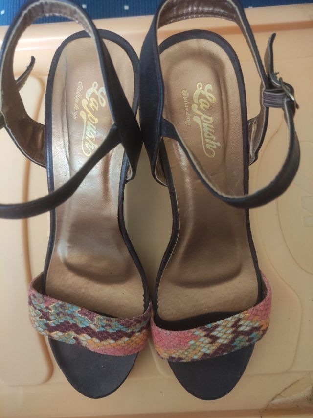 Sandalias de madera con tacón