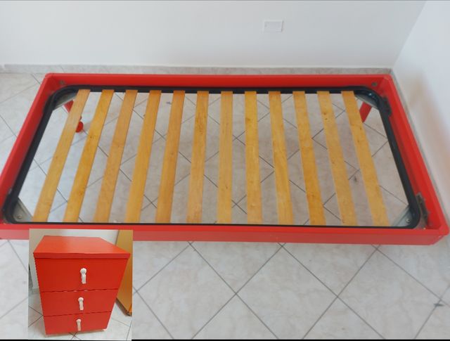 Letto singolo a doghe con comodino