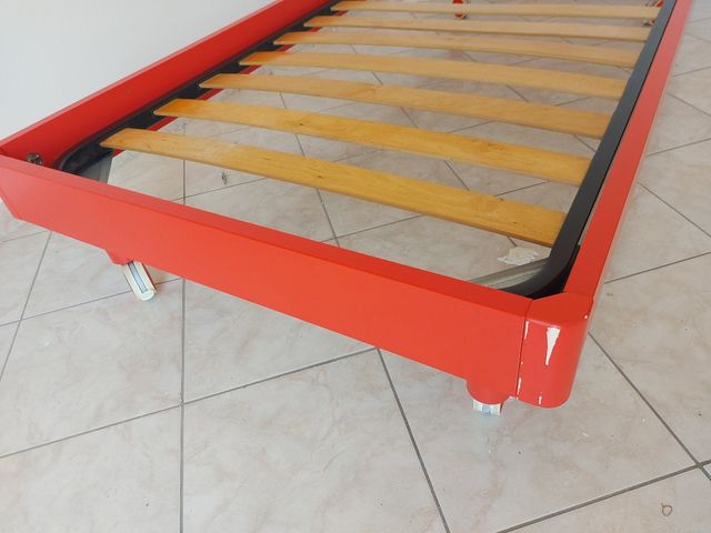 Letto singolo a doghe con comodino