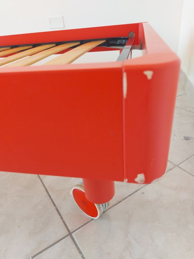 Letto singolo a doghe con comodino