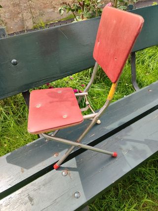 Antigua silla infantil plegable. Skay y metal