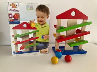 Circuito de bolas y rampas de madera