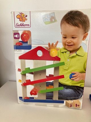 Circuito de bolas y rampas de madera