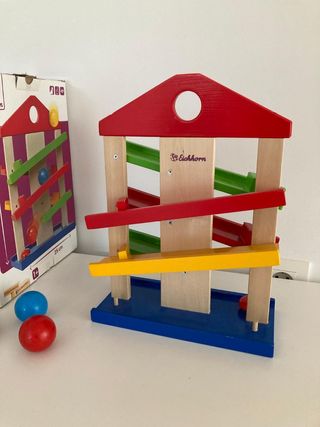 Circuito de bolas y rampas de madera