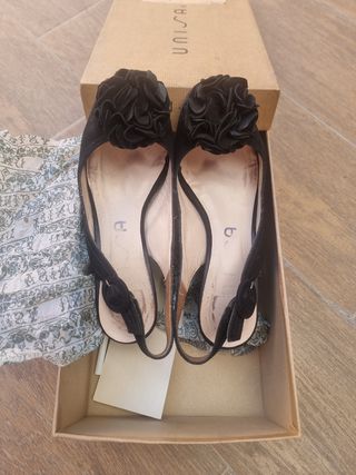 sandalia negra marca Unisa talla 38