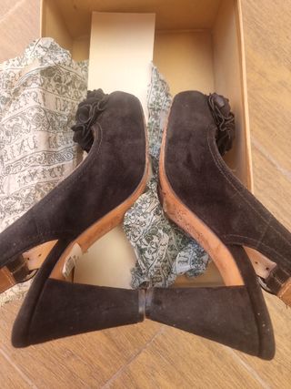 sandalia negra marca Unisa talla 38
