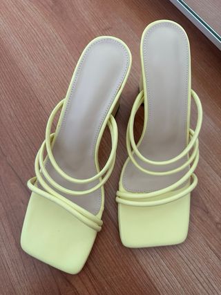 Sandalias tacon amarillas 