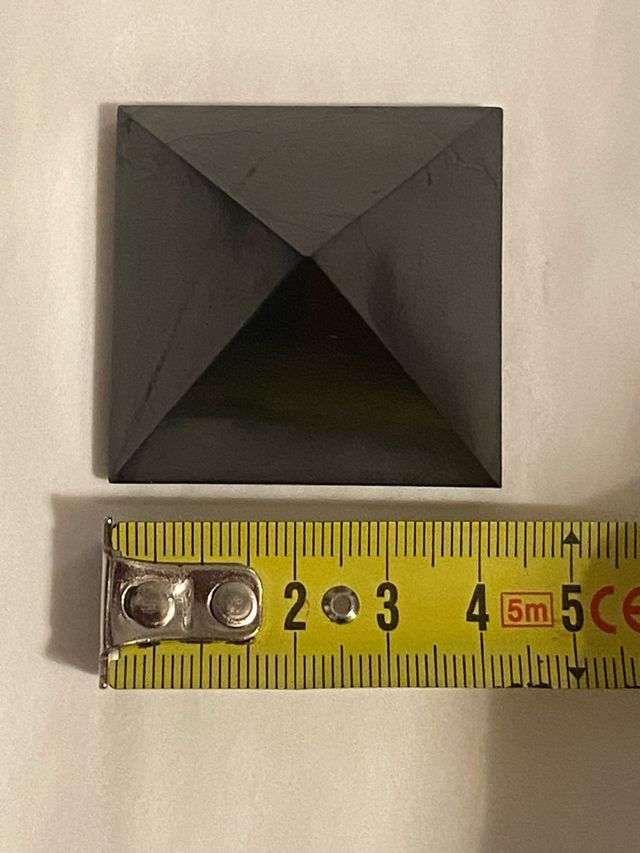 Piramide di pietra shungite 