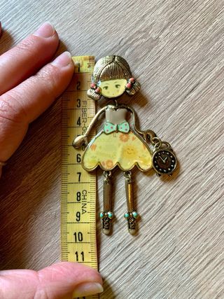 Broche abalorio muñeca