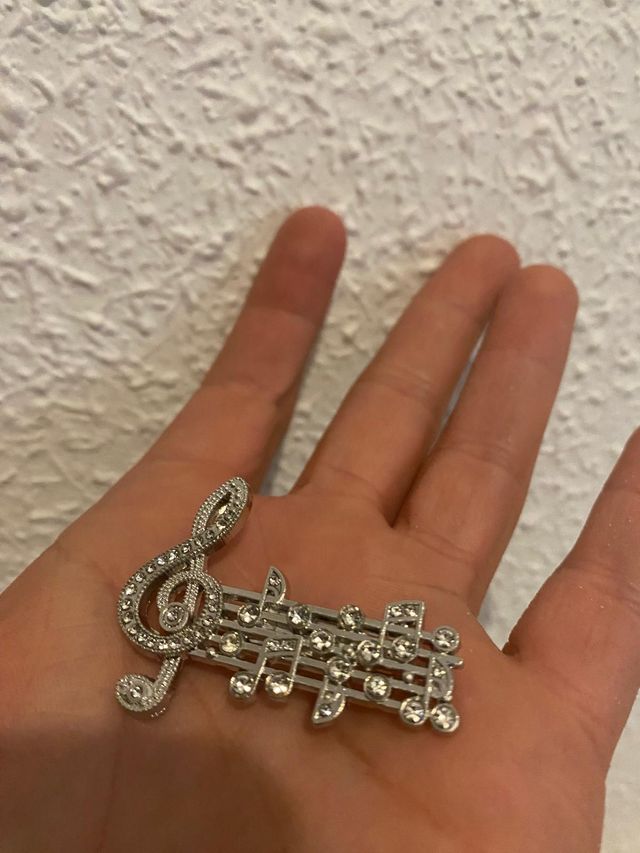 Broche con forma de pentagrama y notas musicales