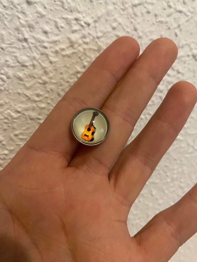 Broche/pin con forma de guitarra española