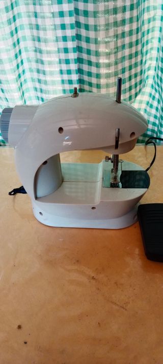 Maquina de coser Pequeña