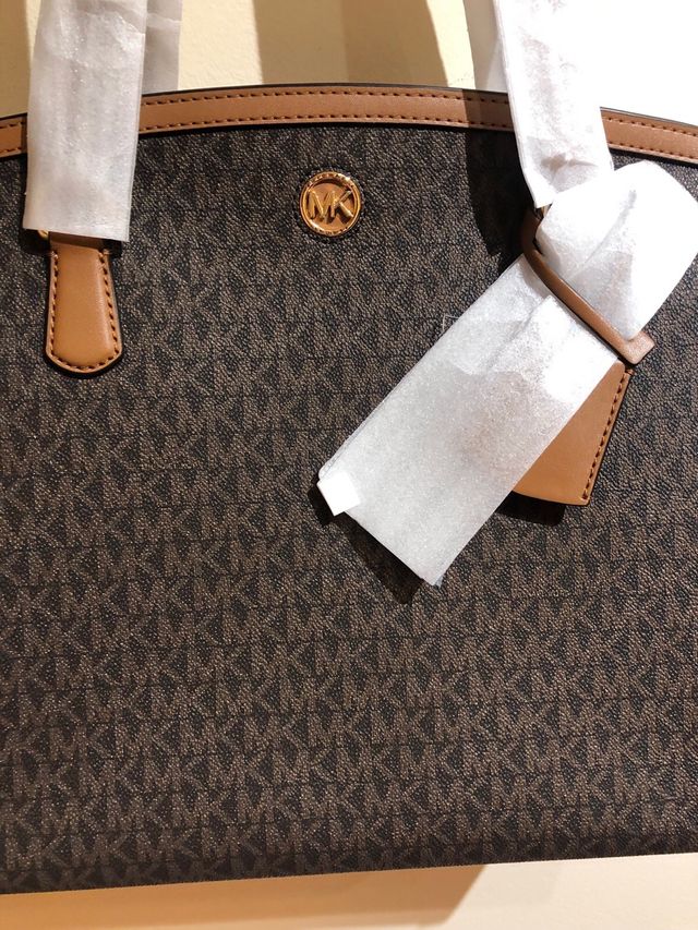 bolso de lujo de piel. Michael. kors a estrenar