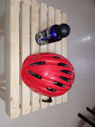CASCO DE BICI Y BOTELLA DE AGUA