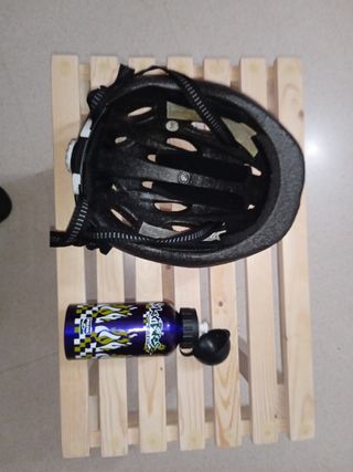 CASCO DE BICI Y BOTELLA DE AGUA