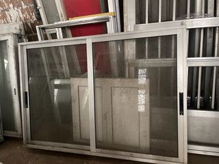 ventana de aluminio grande 
