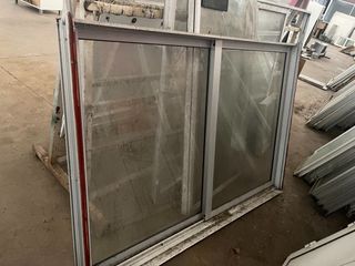 ventana de aluminio grande 