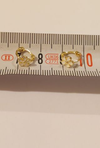 Aros diminutos margaritas en plata 925