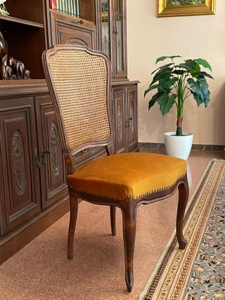 Mesa y sillas madera retro