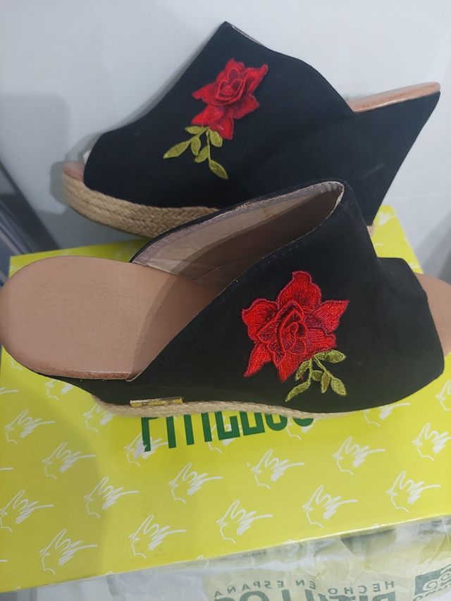  Zuecos bordados 
