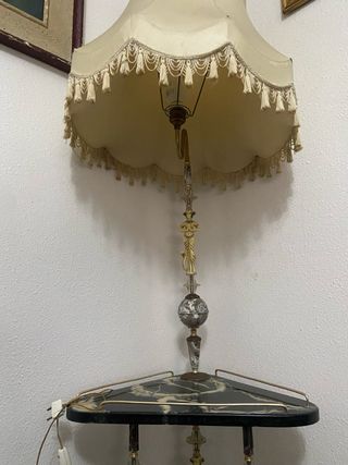 Lampara de comedor con mesa de marmol.