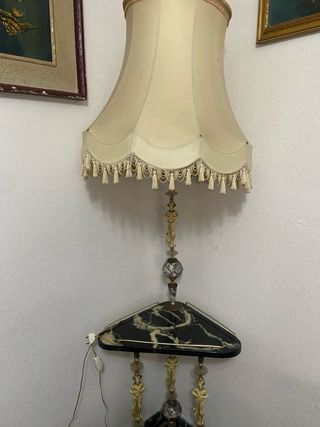 Lampara de comedor con mesa de marmol.