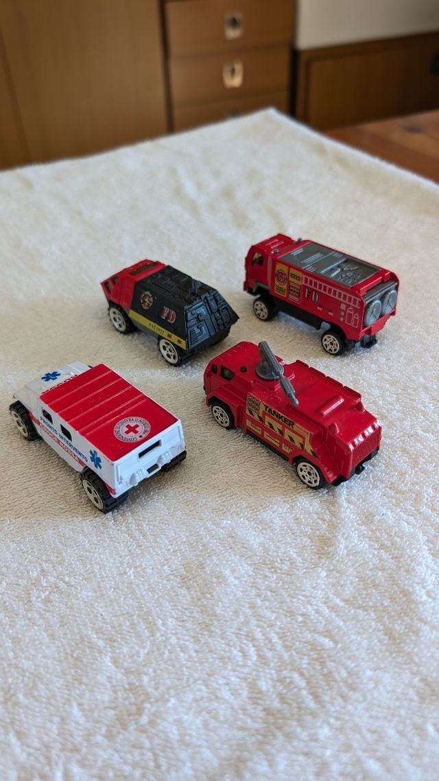 Modellini Auto 4 Pezzi, senza scatola, usati