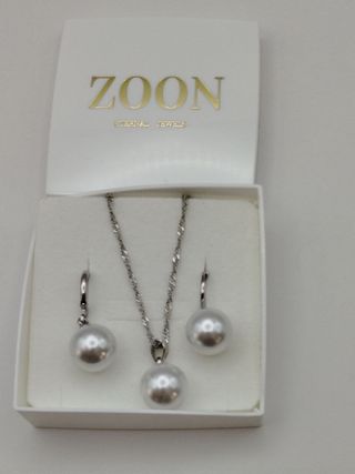 Colgante y pendientes de perlas.