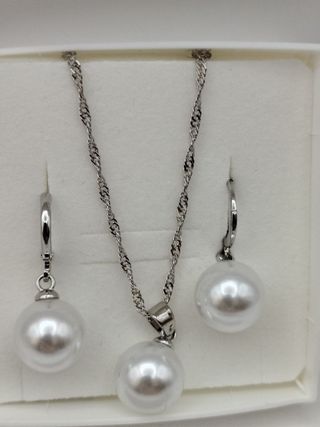 Colgante y pendientes de perlas.
