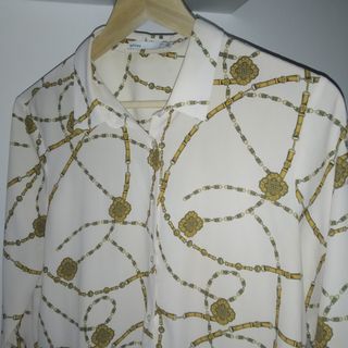 Camisa estampada cadenas. De Lefties.