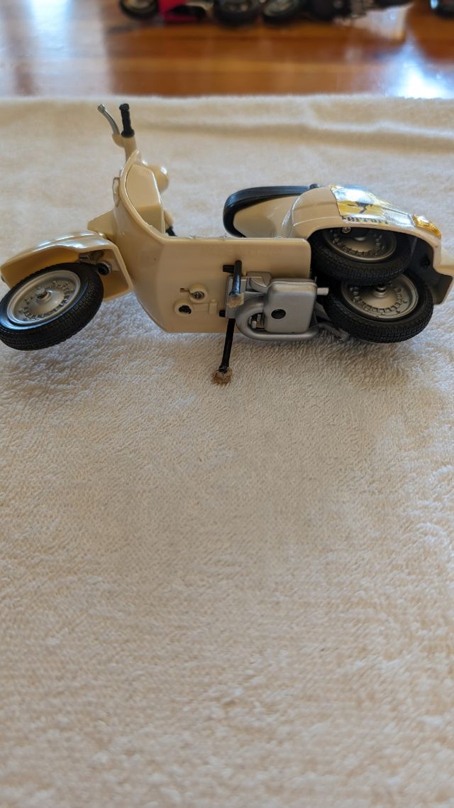 Modellino Vespa, senza scatola, usato, con difetti