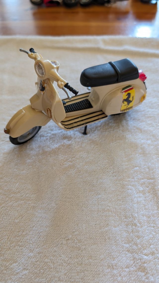 Modellino Vespa, senza scatola, usato, con difetti