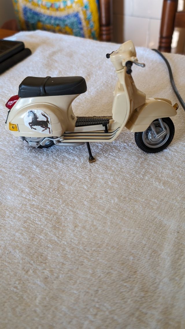 Modellino Vespa, senza scatola, usato, con difetti