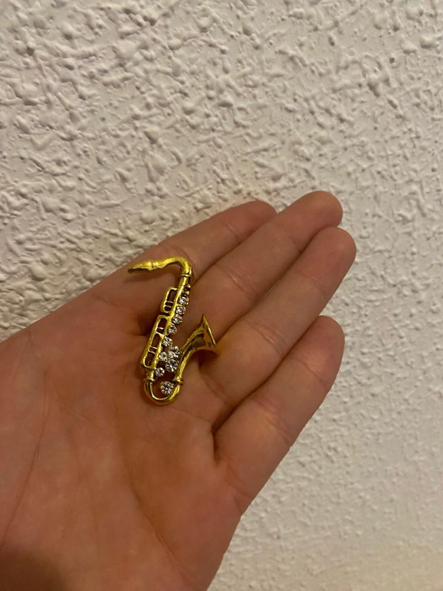 Broche saxofón dorado