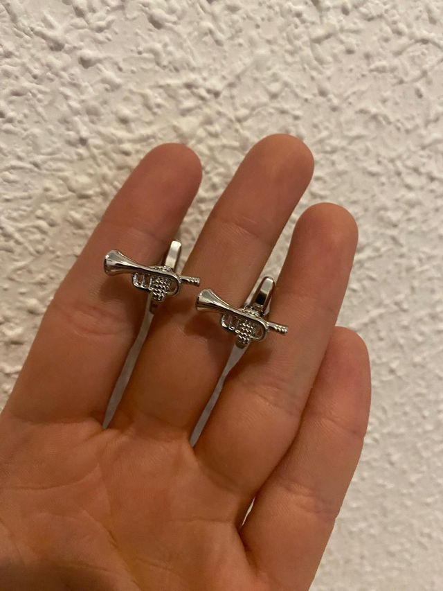 Gemelos con forma de trompeta