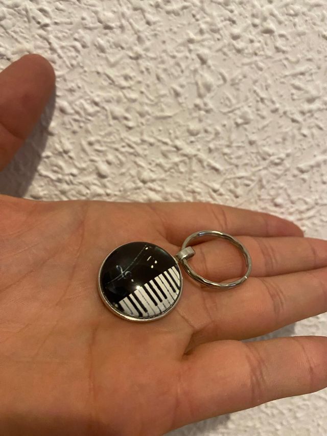 Llavero con forma de piano