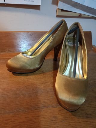 Zapatos plataforma de tacón dorados