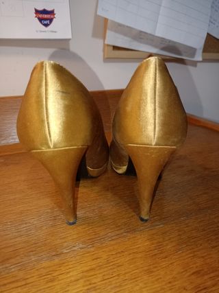Zapatos plataforma de tacón dorados