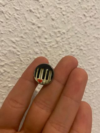 Broche/pin con forma de piano y notas musicales