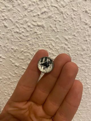 Broche/pin con forma de piano y notas musicales
