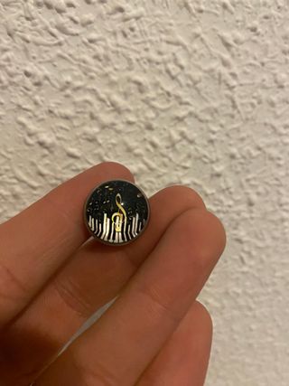Broche/pin con forma de piano y notas musicales