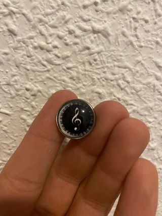 Broche/pin con forma de piano y notas musicales