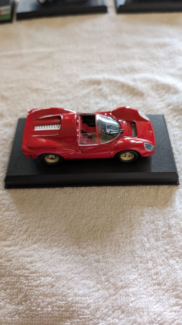 Modellino Su Base Ferrari 330 P4, rossa, usato